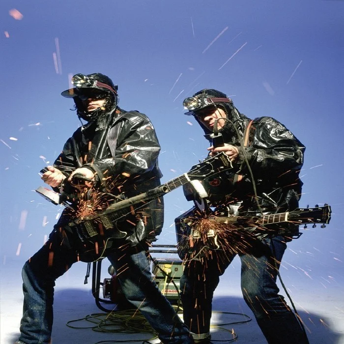 THE KLF : L'HISTOIRE FOLLE DU GROUPE ÉLECTRONIQUE BRITANNIQUE