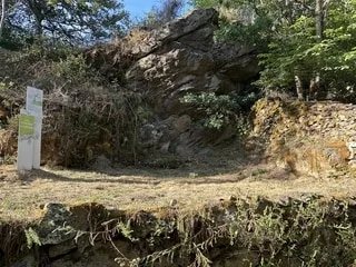LE DERNIER HABITANT EST PARTI IL Y A 102 ANS : ON VOUS EMMÈNE DANS UN VILLAGE FANTÔME CONSTRUIT À FLANC DE MONTAGNE