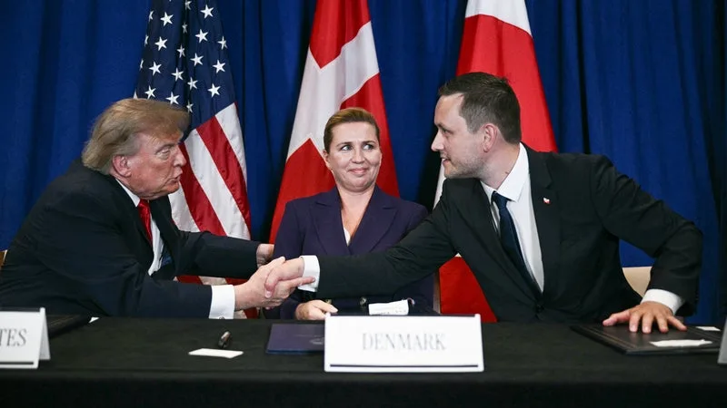 APRÈS AVOIR MENACÉ D’ANNEXER LE GROENLAND, DONALD TRUMP PROMET LA CONSTRUCTION DE « DEUX TRÈS GRANDES BASES MILITAIRES » AMÉRICAINES SUR L’IMMENSE ÎLE ARCTIQUE