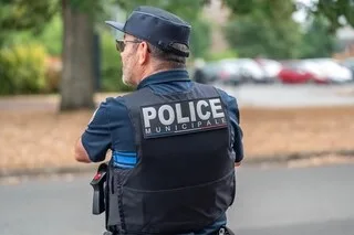 « IL Y A BEAUCOUP D’AGRESSIVITÉ VERBALE » : POLICIER MUNICIPAL, IL PATROUILLE AU PLUS PROCHE DES HABITANTS