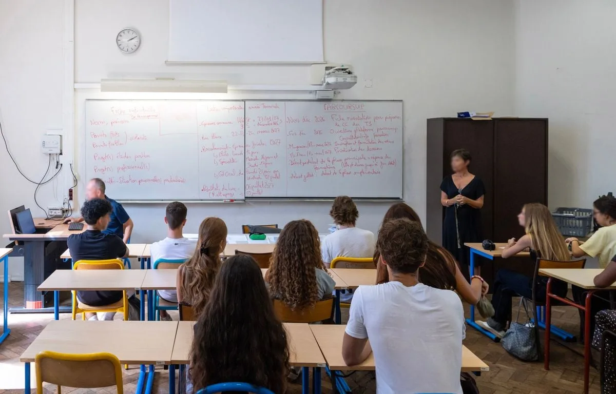 LES LYCÉENS FRANÇAIS SONT-ILS VRAIMENT LES CHAMPIONS DU NOMBRE D’HEURES DE COURS PAR SEMAINE ?