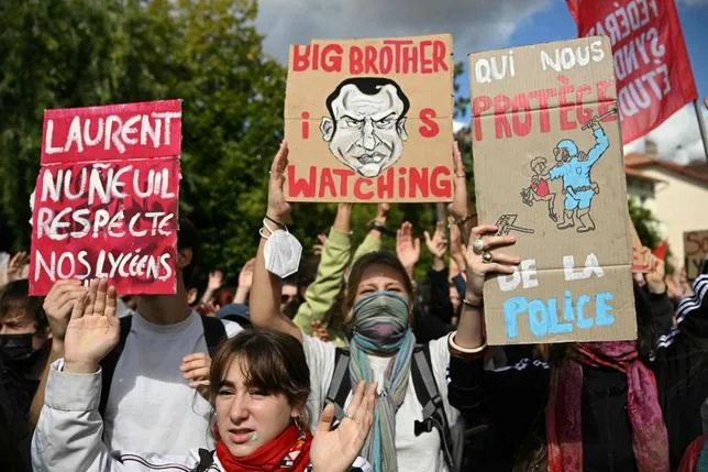 COLÈRE DES LYCÉENS : LA PRÉSIDENCE MACRON À UN CHEVEU DE LA DÉBÂCLE COMPLÈTE