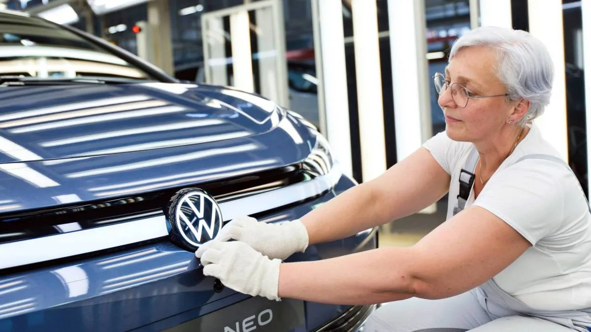 FACE AUX VOITURES CHINOISES, L’EUROPE PROTÈGE SES CONSTRUCTEURS, MAIS FAIT PAYER LES AUTOMOBILISTES