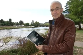 CET ANCIEN DÉPUTÉ BRETON A ÉCRIT UN ROMAN POUR RACONTER LA VIE DANS UNE FRANCE OÙ MARINE LE PEN EST PRÉSIDENTE