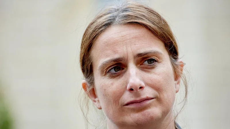 LYCÉEN À LA « MAIN ARRACHÉE » À LENS: MARINE TONDELIER DÉNONCE LE MANQUE « DE CONSIGNES DE RETENUE AUX POLICIERS »
