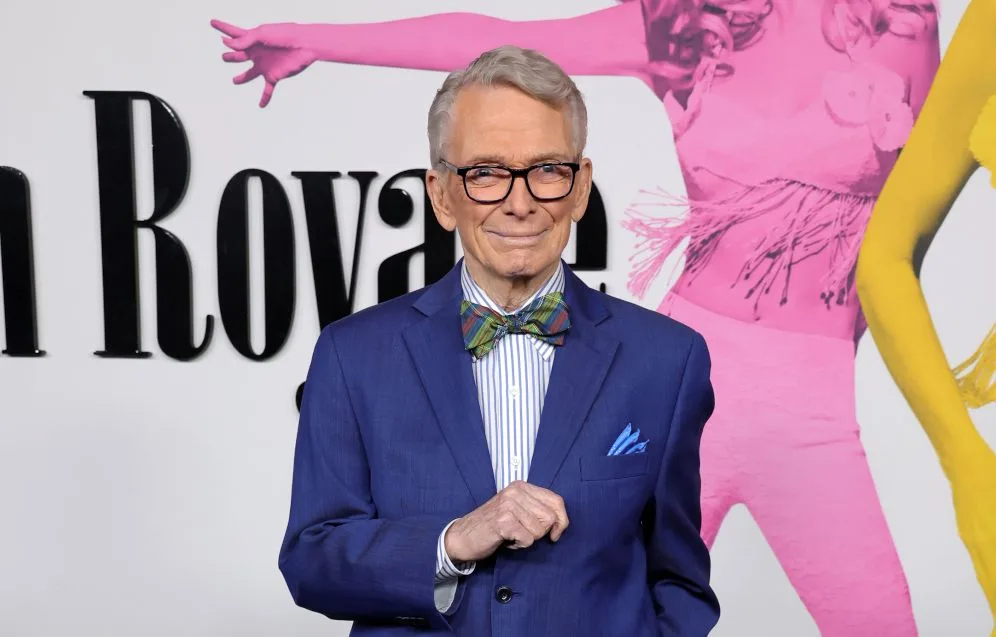 BOB MACKIE, LE STYLISTE LÉGENDAIRE DE CHER, MEURT À 87 ANS D’UNE PNEUMONIE : LES STARS LUI RENDENT HOMMAGE