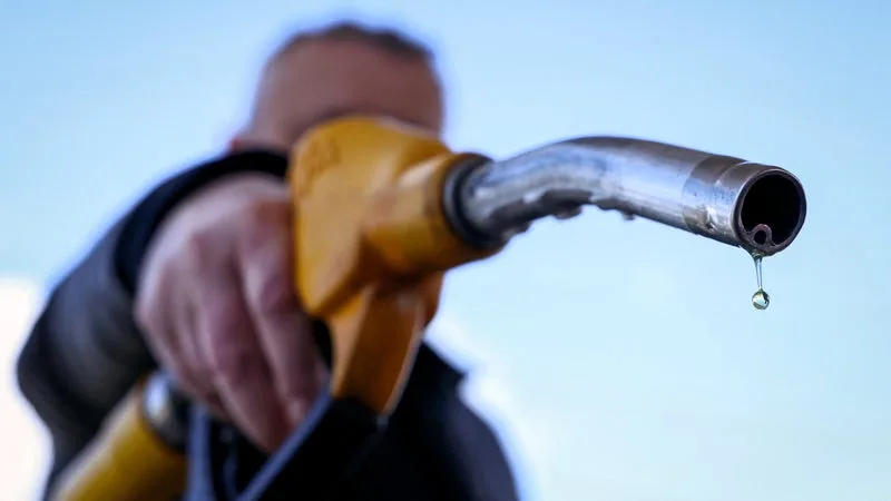 FACE À LA FLAMBÉE CONTINUE DES PRIX DES CARBURANTS, LE GOUVERNEMENT VA ANNONCER DE NOUVELLES AIDES CE MARDI