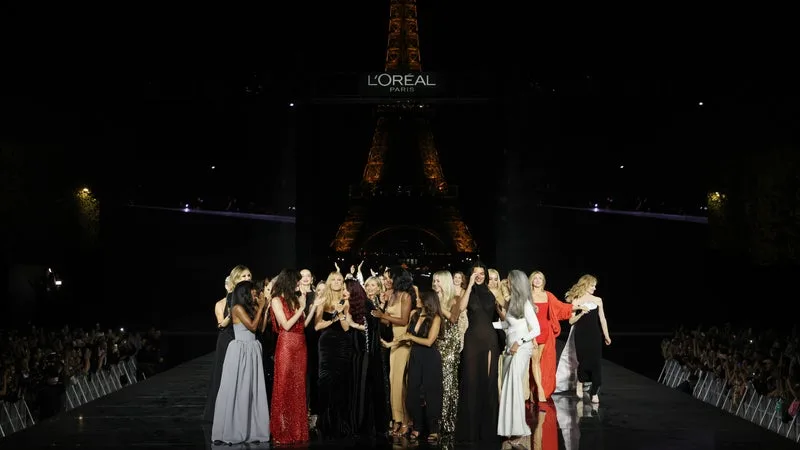 205 MILLIONS D’EUROS DE RETOMBÉES PUB ET CÉLINE DION EN GUEST: MAIS POURQUOI LE DÉFILÉ L’ORÉAL EST LE PLUS COURU DE LA FASHION WEEK ALORS QUE CE N’EST PAS UNE MARQUE DE MODE