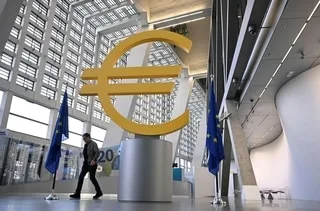 BUDGET : LA DETTE PUBLIQUE DE LA FRANCE GRIMPERA JUSQU’À 121,7 % DU PIB EN 2027, UN RECORD