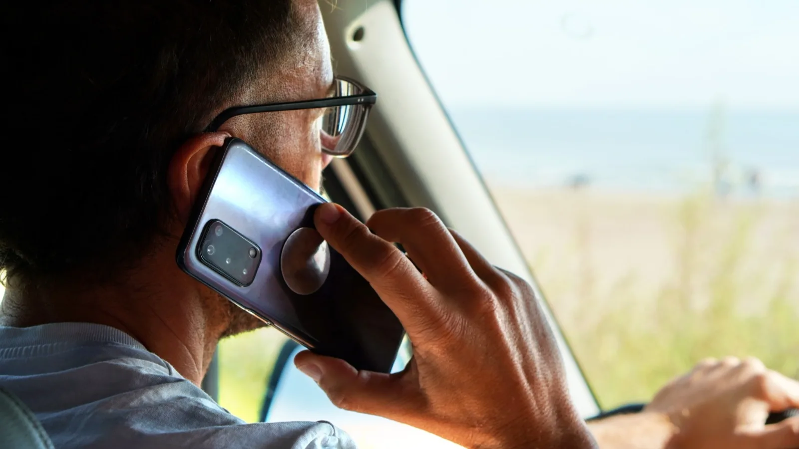 TENIR SON TÉLÉPHONE AU VOLANT PEUT ENTRAÎNER UNE SUSPENSION DU PERMIS PARTOUT EN FRANCE
