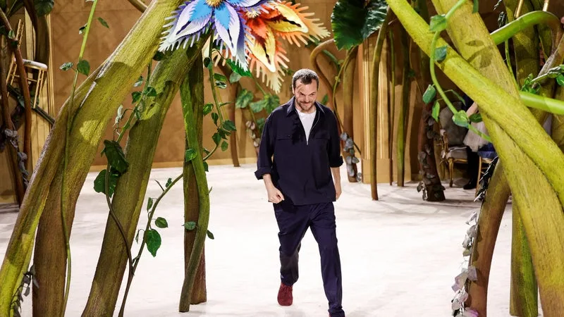 « PAS LE CHANEL DE VOTRE GRAND-MÈRE »: LA “BLAZYMANIA” AUTOUR DU NOUVEAU DIRECTEUR ARTISTIQUE DE LA MAISON DE LUXE SÉDUIT UN NOUVEAU PUBLIC ET FAIT BONDIR LE CHIFFRE D’AFFAIRES DE 16%