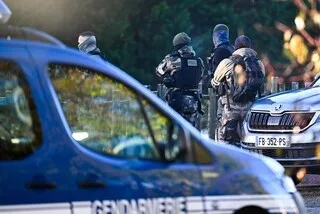 ARMES, INSIGNE NAZI, UNIFORMES… LES DEUX GENDARMES AVAIENT TRANSFORMÉ LEUR CHAMBRE EN MUSÉE DE LA GUERRE