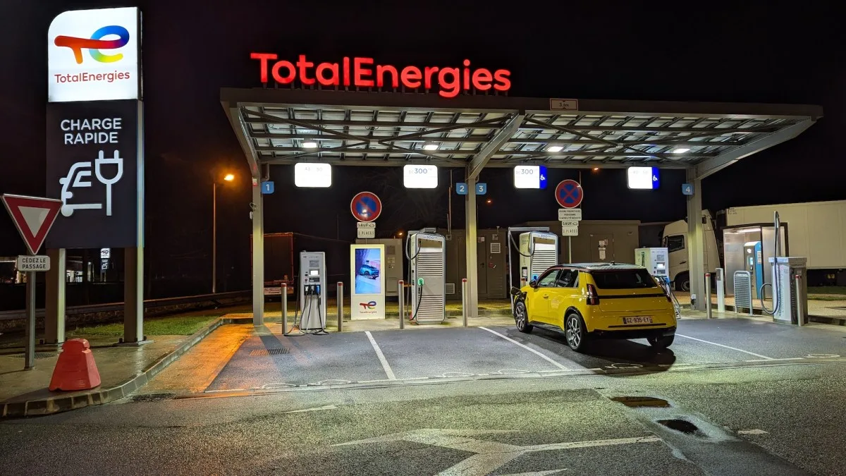 MEILLEURE CONSOMMATION ET CHARGE PLUS RAPIDE : LA VOLKSWAGEN ID. POLO SURPASSE LA R5 ÉLECTRIQUE DANS CE TEST GRANDEUR NATURE