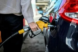 FLAMBÉE DES PRIX DES CARBURANTS : LE GOUVERNEMENT PRÉSENTERA « DE NOUVELLES AIDES » MARDI