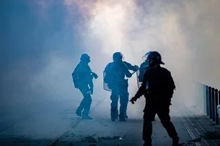 BLOCAGE DES LYCÉES : MAIN ARRACHÉE, GRENADE RAMASSÉE OU JETÉE… CE QUE L’ON SAIT DE L’ÉLÈVE DE 15 ANS BLESSÉ À LENS