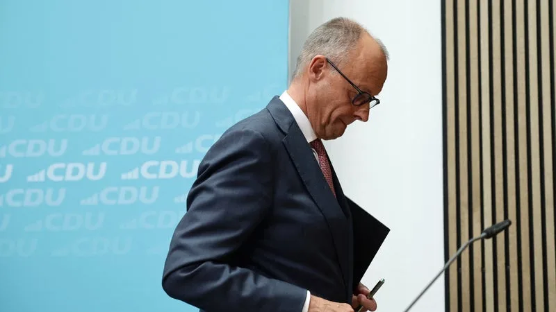 « IL EST CLAIREMENT SUR LA SELLETTE »: LE CHANCELIER ALLEMAND FRIEDRICH MERZ SOUS PRESSION APRÈS LE « DÉSASTRE » DES CONSERVATEURS AUX ÉLECTIONS RÉGIONALES