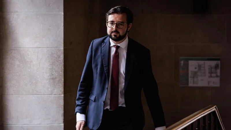 PRIMAIRE SOCIALISTE: PHILIPPE BRUN ANNONCE QU’UN RÉFÉRÉ EST EXAMINÉ PAR LA JUSTICE POUR « OBTENIR SA RÉINTÉGRATION » ET DÉNONCE « DES MAGOUILLEURS DU PS »