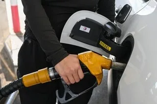 PRIX DU CARBURANT : L’AIDE POUR LES GROS ROULEURS ÉLARGIE À 5,5 MILLIONS DE FRANÇAIS
