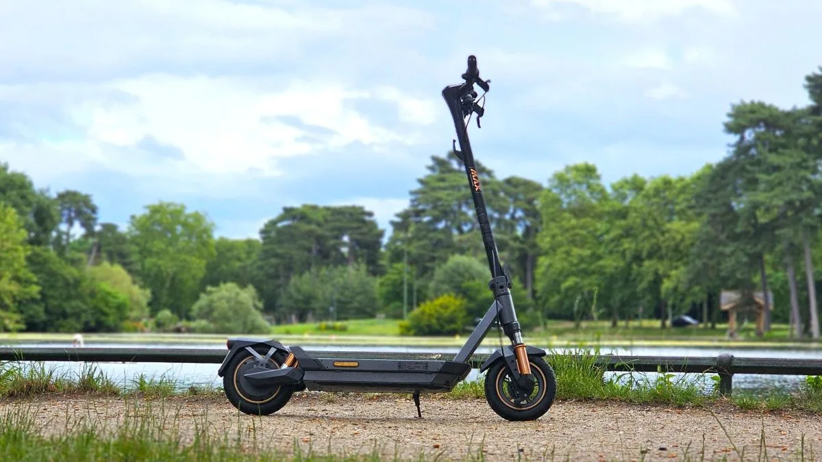 ON A TESTÉ LA NAVEE GT5 MAX, UNE TROTTINETTE ÉLECTRIQUE QUI SECOUE SEGWAY ET XIAOMI