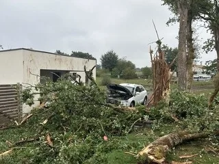 « COMME UNE BOMBE » : L’ARBRE FOUDROYÉ ÉCLATE, DEUX MAISONS ET DES VOITURES FORTEMENT ENDOMMAGÉES EN MAINE-ET-LOIRE