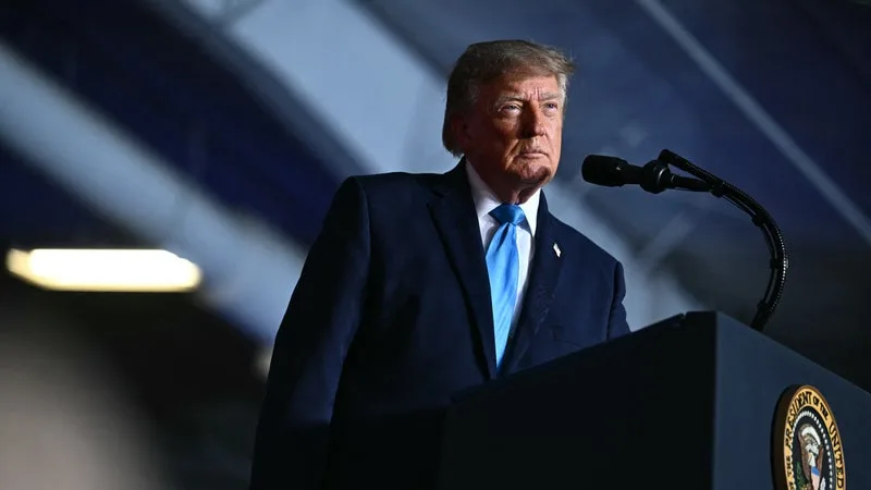 DONALD TRUMP CHOISIT LA COMMENTATRICE CONSERVATRICE KATIE ZACHARIA POUR SUCCÉDER À KAROLINE LEAVITT AU POSTE DE PORTE-PAROLE