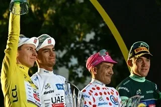 VERS UNE GRANDE NOUVEAUTÉ DANS LE CYCLISME : UN CINQUIÈME MAILLOT DISTINCTIF PROCHAINEMENT INTRODUIT MALGRÉ LA POLÉMIQUE