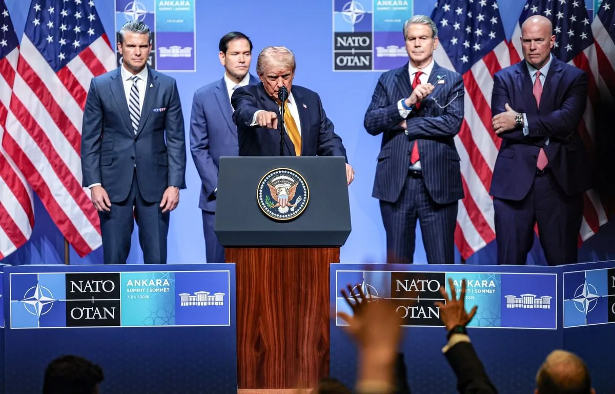 TROIS MÉDIAS AMÉRICAINS ENGAGENT DES POURSUITES CONTRE TRUMP APRÈS LEUR INTERDICTION À LA MAISON-BLANCHE
