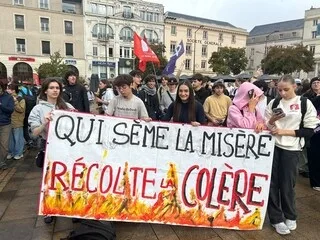 MOBILISATION LYCÉENNE : PLUS DE 150 ÉTUDIANTS ONT REJOINT LA PLACE DE LA RÉPUBLIQUE AU MANS POUR MANIFESTER