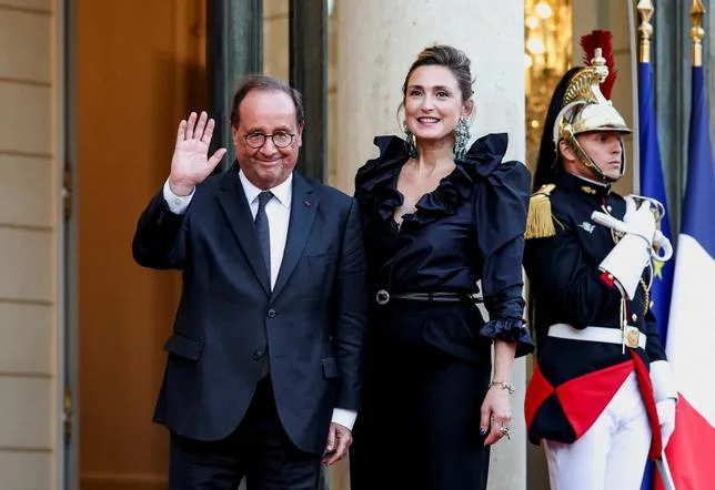 “COUCOU, ME REVOILÀ !” COMMENT FRANÇOIS HOLLANDE ORCHESTRE SON RETOUR SUR LA SCÈNE NATIONALE