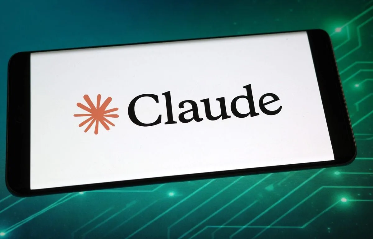 IA : DES ORGANISATIONS FRANÇAISES D’EXTRÊME DROITE PIRATÉES À L’AIDE DE CLAUDE D’ANTHOPIC