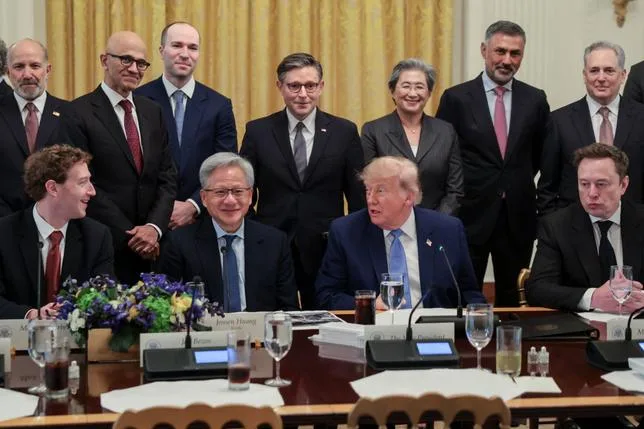 IA : TRUMP ET LES PATRONS DE LA TECH CONCLUENT UN ACCORD “MORALEMENT CONTRAIGNANT”, MISANT SUR L’AUTORÉGULATION