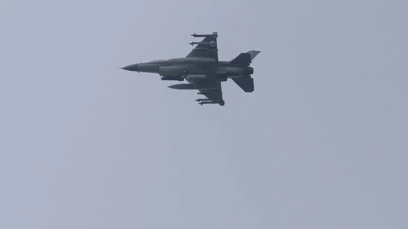 LA MOITIÉ DES F-16 UKRAINIENS HORS SERVICE? KIEV DÉMENT TOUTE PARALYSIE DE SA FLOTTE DE CHASSEURS MAIS ADMET QUE L’ENTRETIEN DES MODÈLES ANCIENS EST UN « DÉFI »