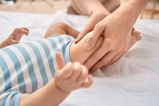 ARTHROGRYPOSE : CES RAIDEURS ARTICULAIRES PRÉSENTES DÈS LA NAISSANCE