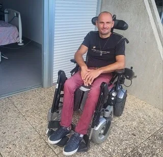 TÉMOIGNAGE. « MA ROUE A ÉTÉ RETROUVÉE À 300 MÈTRES » : DÉJÀ PARAPLÉGIQUE, UN CYCLISTE FAUCHÉ PAR UNE CAMIONNETTE
