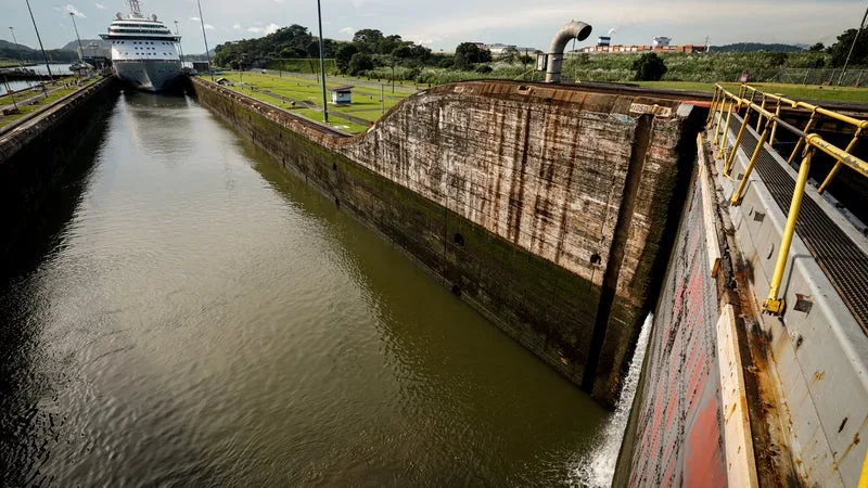 SEULS 29 NAVIRES POURRONT PASSER PAR JOUR, CONTRE 36 HABITUELLEMENT: LE CANAL DE PANAMA EST DE NOUVEAU CONTRAINT DE RÉDUIRE SON TRAFIC À CAUSE D’EL NINO, LES TARIFS FLAMBENT
