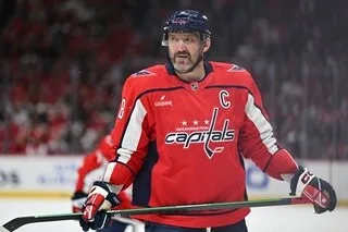 NHL. LÉGENDE DU HOCKEY SUR GLACE AUX ÉTATS-UNIS, ALEX OVECHKIN S’AFFICHE DANS UNE PUB PRO POUTINE