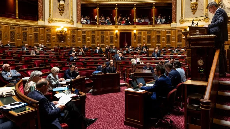 « UN SCRUTIN POUR INITIÉS »: TOURNÉE EN VOITURE, RENDEZ-VOUS TARDIFS… À QUOI RESSEMBLE UNE CAMPAGNE POUR DEVENIR SÉNATEUR?