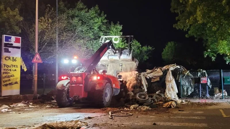 COLÈRE AGRICOLE: DU FUMIER DÉVERSÉ DEVANT LA DIRECTION DÉPARTEMENTALE DE LA VIENNE, LE PRÉFET PORTE PLAINTE