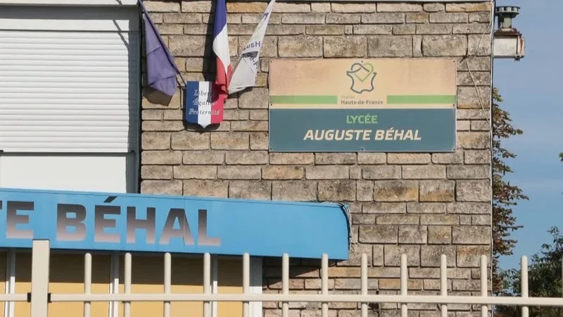 « ON LUI A VOLÉ SA VIE »: LA MÈRE DU LYCÉEN AMPUTÉ À LA MAIN APRÈS L’EXPLOSION D’UNE GRENADE POLICIÈRE À LENS VA PORTER PLAINTE