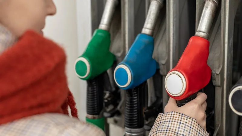 LA CONSOMMATION DE CARBURANT S’EST EFFONDRÉE DE 30% EN 10 JOURS: AVEC LA FLAMBÉE DES PRIX À LA POMPE, L’ÉTAT A « PERDU » 407 MILLIONS D’EUROS DE RECETTES