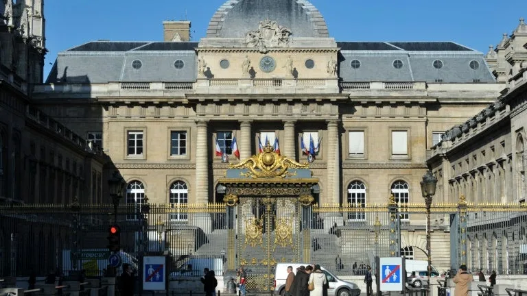AU PROCÈS EN APPEL DES ATTENTATS DE TRÈBES ET CARCASSONNE, L’ENJEU DES INFRACTIONS TERRORISTES POUR « CEUX QUI GRAVITAIENT AUTOUR » DE L’ASSAILLANT