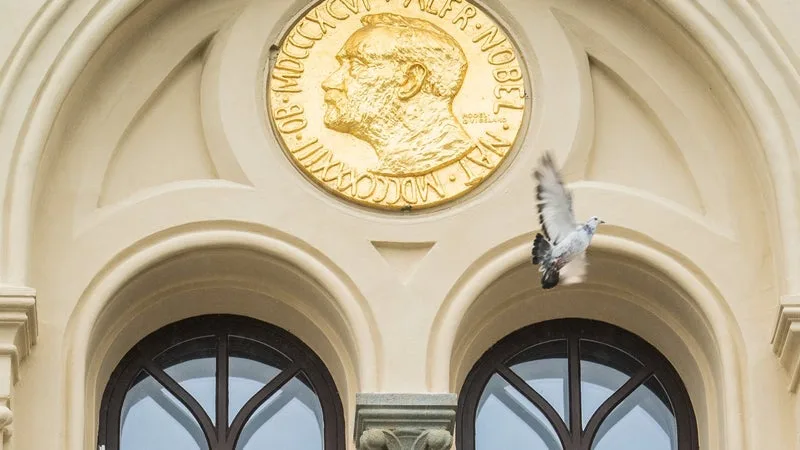 LE PRIX NOBEL DE MÉDECINE 2026 ATTRIBUÉ À DEUX CHERCHEURS ALLEMANDS ET UN AMÉRICAIN POUR LEURS DÉCOUVERTES SUR LES CANAUX IONIQUES ACTIVÉS PAR LA LUMIÈRE ET L’OPTOGÉNÉTIQUE