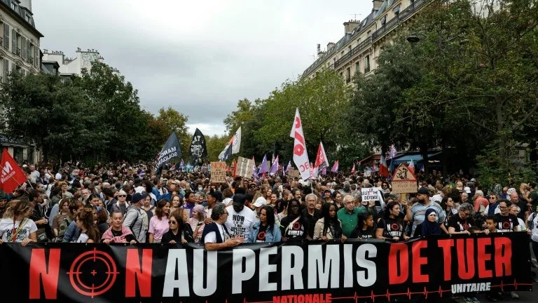 LOI SUR LA PRÉSOMPTION DE LÉGITIME DÉFENSE POUR LES FORCES DE L’ORDRE: DES MILLIERS DE MANIFESTANTS DÉFILENT À PARIS