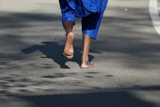 À 47 ANS, ELLE GAGNE UNE COURSE PIEDS NUS POUR PAYER LES ÉTUDES DE SA FILLE, MAIS SOULÈVE UN VIF DÉBAT
