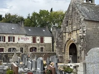 POMPES FUNÈBRES, CAFÉ… COMMENT UN VILLAGE DE 250 ÂMES EN CÔTES-D’ARMOR S’EST MOBILISÉ POUR UN TOURNAGE DE CINÉMA