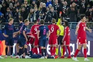 VIDÉO. LE CARTON ROUGE LUNAIRE DE MICHAEL OLISE EN LIGUE DES CHAMPIONS APRÈS UN TIRAGE DE MAILLOT PUIS UN GESTE D’HUMEUR