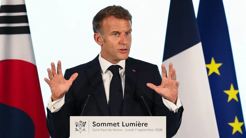« C’EST CHOSE FAITE »: « APRÈS UN TRAVAIL TECHNIQUE RIGOUREUX », EMMANUEL MACRON PENSE AVOIR TROUVÉ SA « VOIE DE PASSAGE » POUR METTRE EN PLACE L’INTERDICTION DES RÉSEAUX SOCIAUX AUX MOINS DE 15 ANS