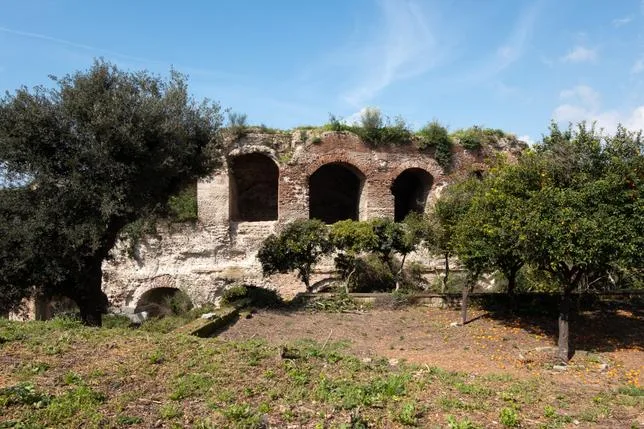 EN ITALIE, UN ESCROC AVAIT CONSTRUIT UN FAUX “AMPHITHÉÂTRE ANTIQUE” POUR PLUMER LES TOURISTES