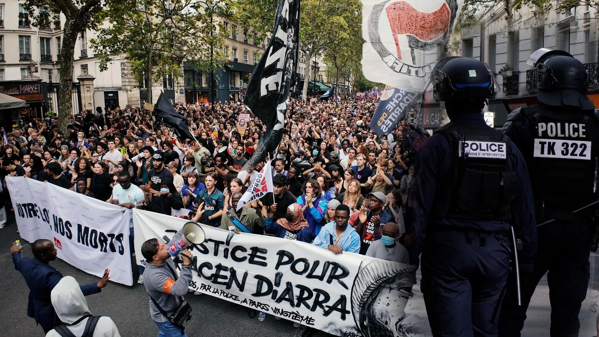 PRÉSOMPTION DE LÉGITIME DÉFENSE : À PARIS, DES MILLIERS DE PERSONNES MANIFESTENT POUR NE PAS « DONNER TOUS POUVOIRS À LA POLICE »