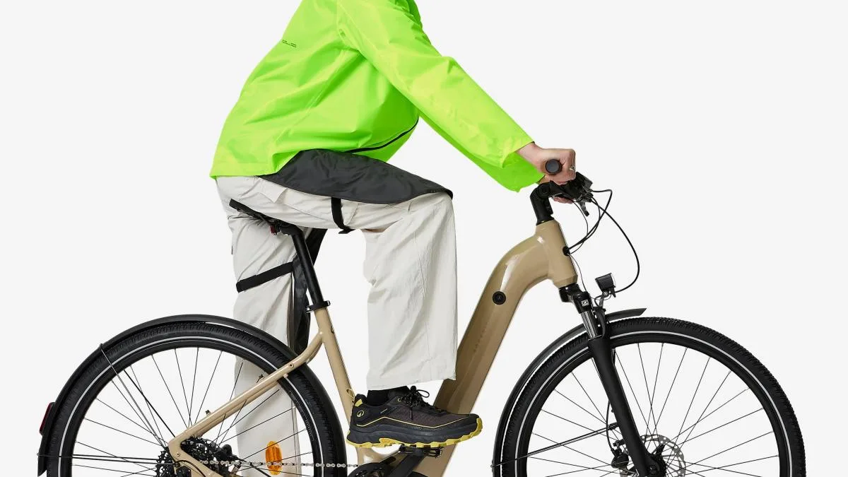 DECATHLON LANCE UNE VESTE VÉLO PAS CHÈRE, IMPERMÉABLE ET ULTRA VISIBLE DE JOUR
